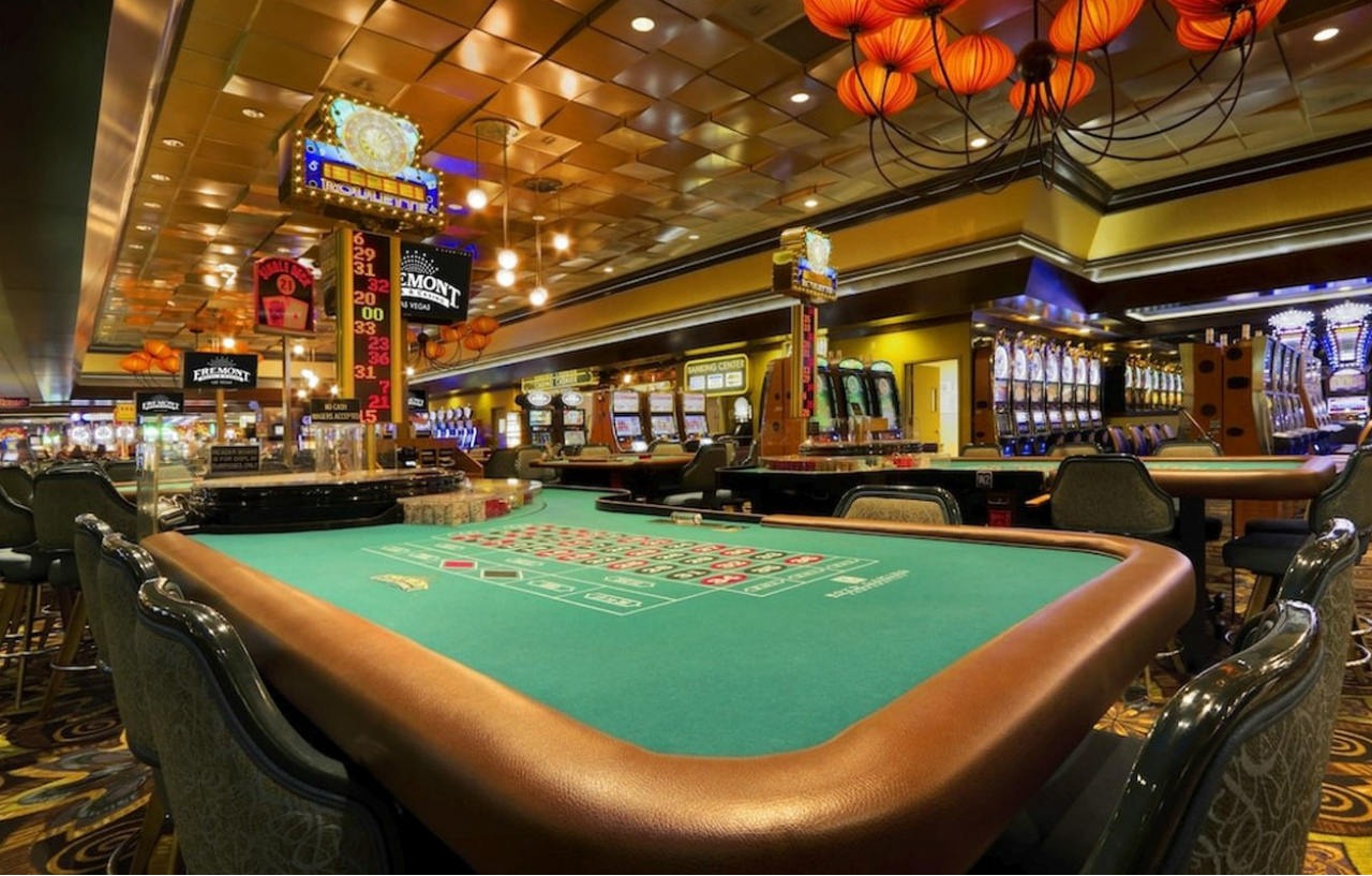 En atmosfærisk utsikt over interiøret i Silvarionex casino lounge