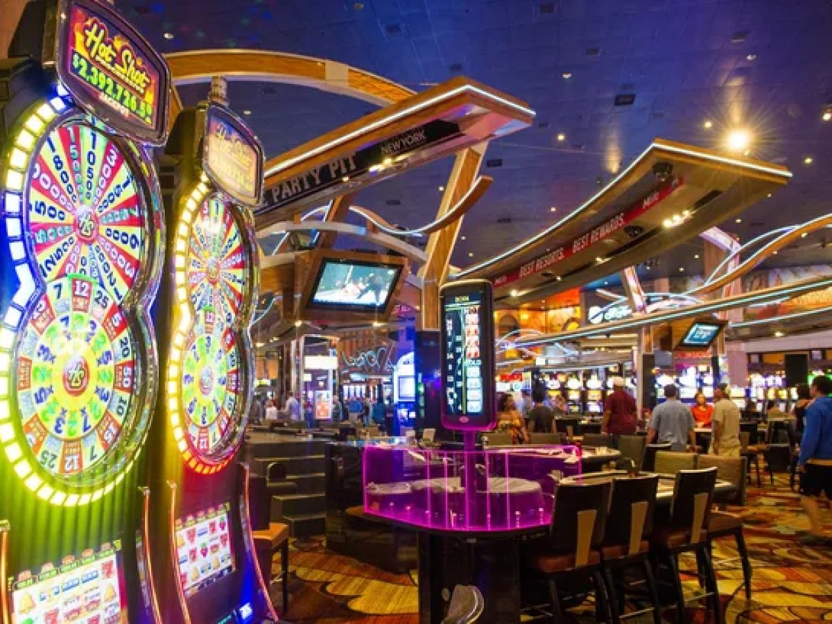 Hovedinngangen og den elegante resepsjonshallen til Silvarionex restaurant-casino