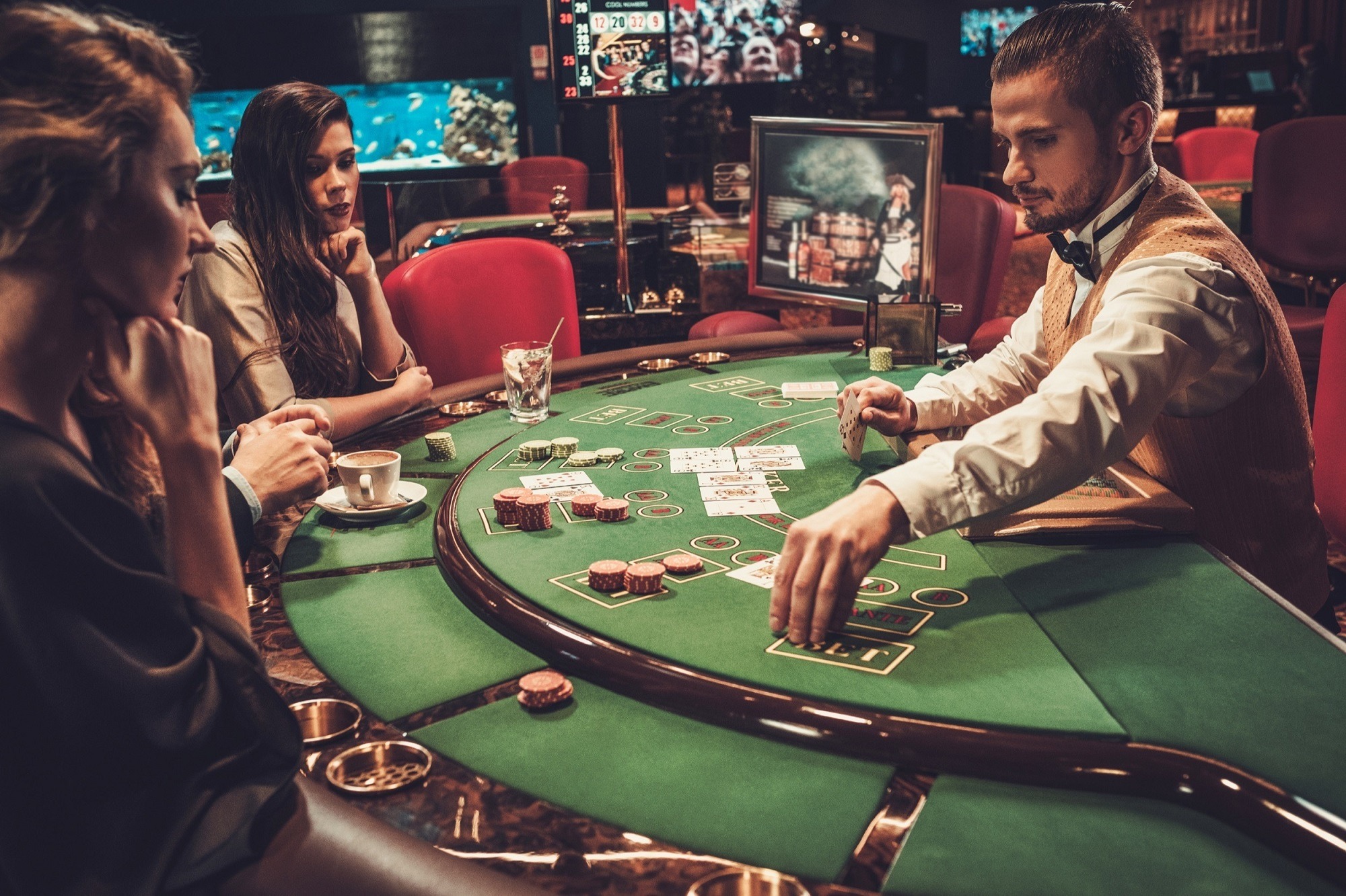 Utsikt med nordlys fra fasaden til restaurant-casinoet Silvarionex